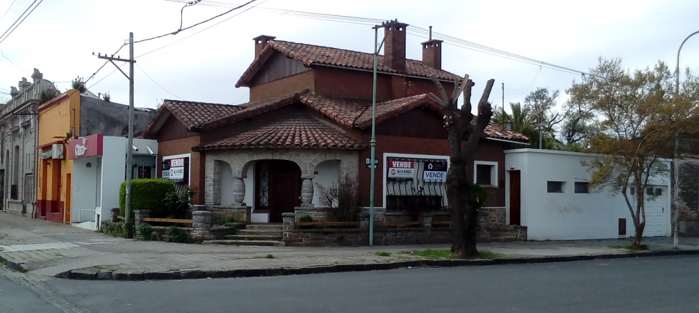 Casa con local, Juarez